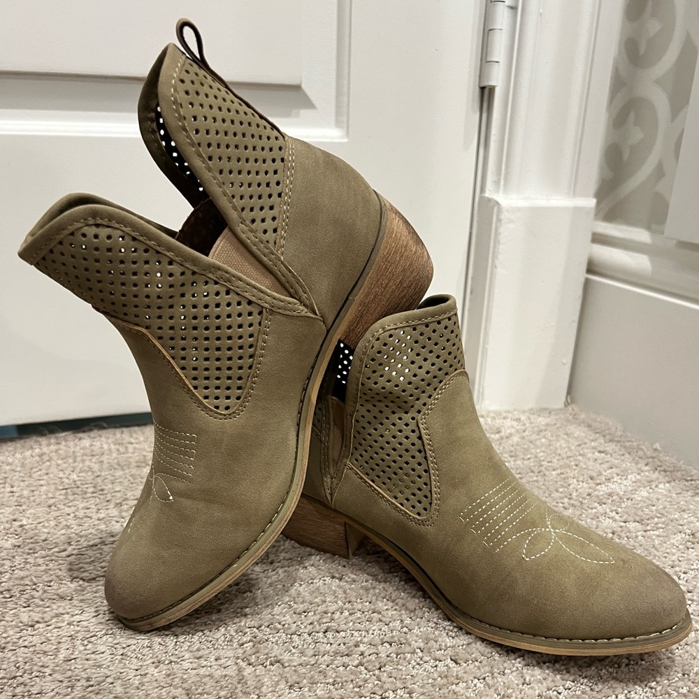 Natural Reflections Reena Ankle Boots for Ladies, khaki,
size 8.5
